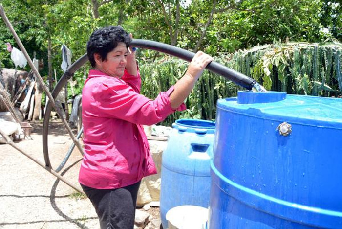 La utilización de tanques es una de las soluciones para almacenar agua debido a la sequía severa y extrema que viven los pobladores de Florencia, municipio de Ciego de Ávila. FOTO: Osvaldo Gutiérrez  Gómez/ ACN