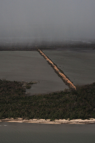 On Saturday, a water wall had prevented the access of the helicopter up to Roman key. Photo: Leandro Pérez Pérez/Adelante Life and work in Roman key