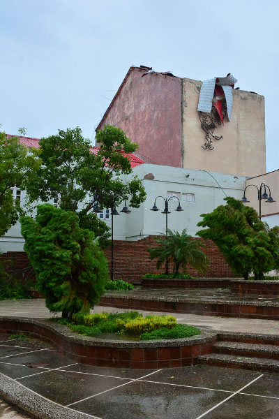 En la ciudad de Camagüey, el ciclón embistió contra siete teatros, principalmente el techo sobre el escenario del “Avellaneda”. Foto: Leandro Pérez Pérez/Adelante Cultura pone el pecho a sus instituciones