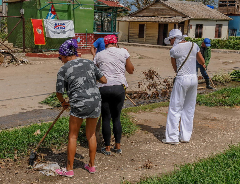 Foto: José M. Correa Armas /Granma.cu Brigadas artísticas con los damnificados