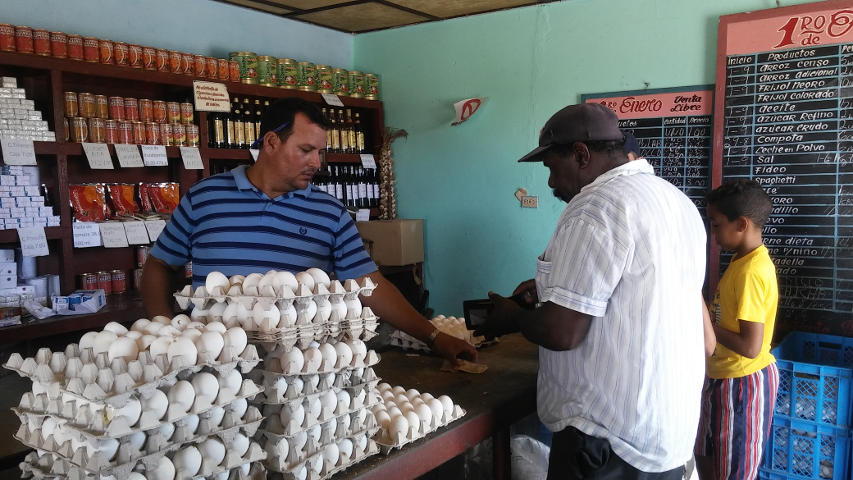 Las bodegas se mantienen vendiendo los productos de la cuota y otros liberados. Foto de Orlando Seguí Aguilar