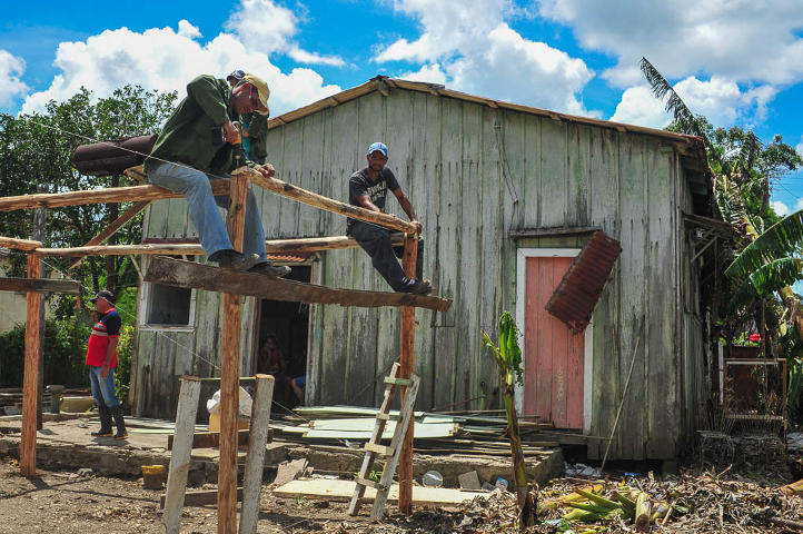 La casita de Yusnaika es la primera de las que se levantan en Minas luego del paso de Irma. Foto de Leandro Pérez Pérez La casita de Yusnaika es la primera de las que se levantan en Minas luego del paso de Irma