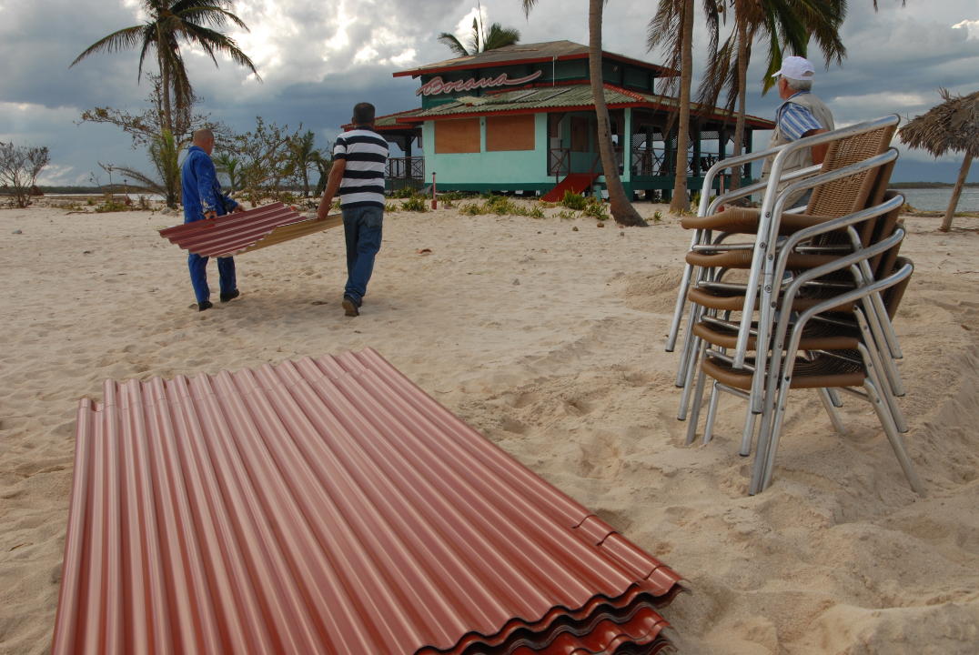Ya se rehabilita el restaurante Bocana, cuya cubierta fue dañada por el huracán. Foto de Otilio Rivero Delgado Para subsanar los estragos de Irma