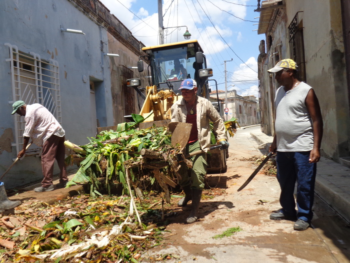 El trabajo de movilizados y equipos pesados va cambiando el rostro de Camagüey. Fotos: Del Autor La otra estela “huracanada” de Irma