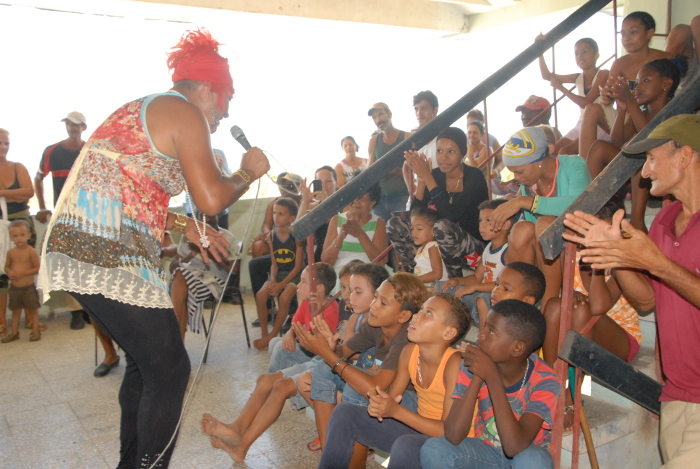 Después de la actuación en el centro de evacuados, la Brigada Artística “Ya estamos en combate” siguió para la comunidad de Tarafa. Fotos: Otilio Rivero Delgado/ Adelante