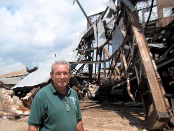 En primer plano, Fidel Rivero Delgado, administrador del Brasil, detrás el destrozo en el área de maquinado del ingenio. Fotos: Del autor