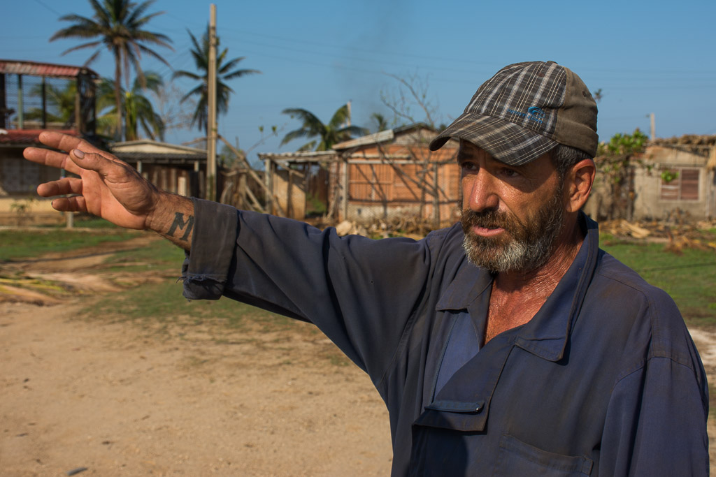 Este pescador ha pasado el mayor susto de su vida. Fue de los que hizo oídos sordos a la orientación de la Defensa civil. No se evacuó por proteger sus bienes. "No me vuelve a ocurrir, ¿quién iba a esperarse una tormenta tan fuerte? Pudo costarme la vida"., dice ahora. Foto: Leandro Pérez Pérez/Adelante