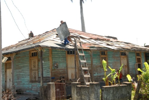 Esta casa se mantuvo en pie, pero sufrió daños en el techo.