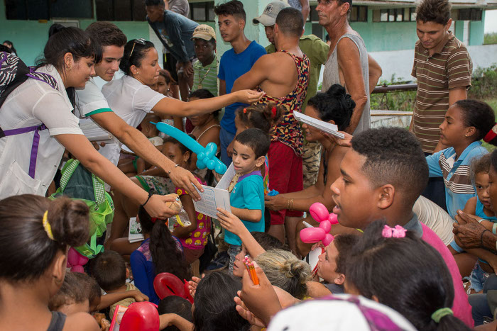 Además de las acciones de salud, el grupo entregó a la Zona de Defensa una valija con donaciones a nombre de la universidad. Foto: Leandro Pérez Pérez/ Adelante Ejército de batas blancas asalta Brasil