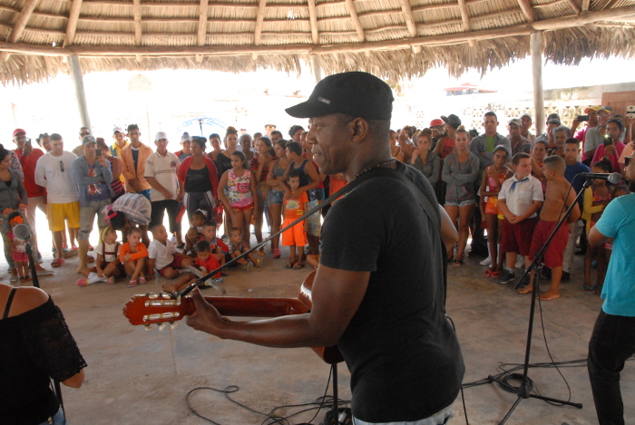 El arraigo de los pobladores de Playa Florida por Tony Ávila se multiplicó. Fotos: Otilio Rivero Delgado/ Adelante