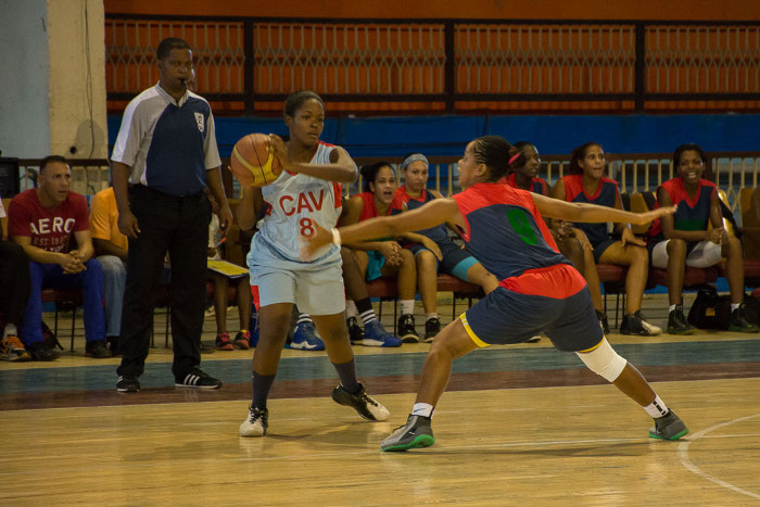 La defensa camagüeyana tiene ante sí la mayoría de las tareas pendientes para el equipo. Más rapidez y agresividad son dos de los asuntos listados en su agenda. Foto: Leandro Pérez Pérez/Adelante Básquet femenino: con las camagüeyanas al acecho