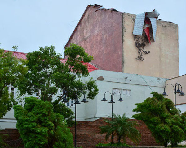 En la ciudad de Camagüey, el ciclón embistió contra siete teatros, principalmente el techo sobre el escenario del “Avellaneda”. Foto: Leandro Pérez Pérez/ Adelante Cultura en 3D para Esmeralda
