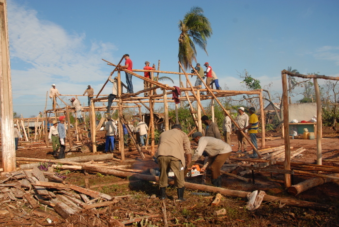 Se reportan 158 mil 554 viviendas afectadas: 14 mil 657 son derrumbes totales y 16 mil 646 parciales; además 23 mil 560 sufrieron pérdidas totales del techo y 103 mil 691 presentan daños parciales en la cubierta. En la foto de Otilio Rivero Delgado, levantamiento de casas en la comunidad de Brasil (Jaronú), municipio de Esmeralda, al norte de la provincia de Camagüey. Información del Consejo de Defensa Nacional