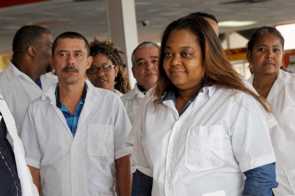 Integrantes de la Brigada médica cubana del Contingente Internacional de Médicos Especializados en el Enfrentamiento de Desastres y Graves Epidemias Henry Reeve, horas antes de su partida hacia México, desde el Aeropuerto Internacional José Martí. Foto: Omara García Mederos/ ACN Médicos cubanos se alistan para atender a damnificados en México