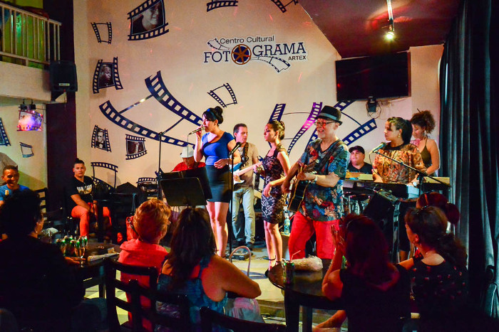 De aquí sigue para La Casona de eJo, y hasta el grupo ha compartido los asientos de la guagua con sus seguidores cuando han ido a tocar a los municipios.Fotos: Leandro Pérez Pérez/Adelante American's Band de Camagüey (+Video)