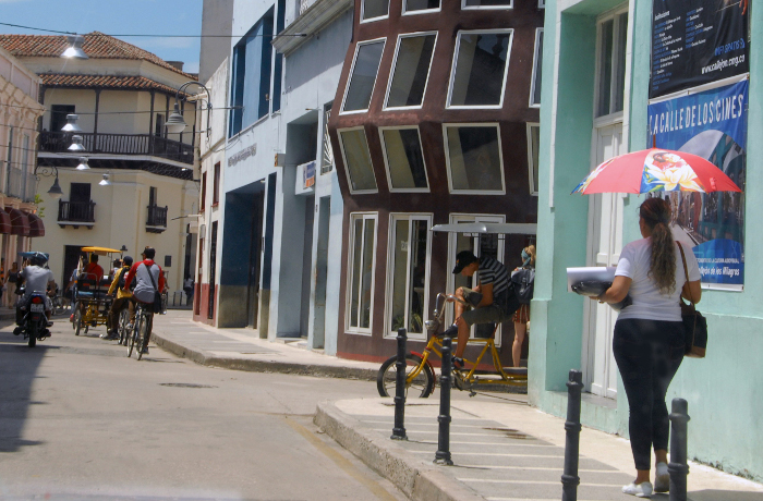 Fotos: Otilio Rivero Delgado/ Adelante Las sombrillas: atuendo diario de los cubanos