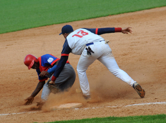 Cuesta mucho mantener un buen nivel de juego durante las cuatro o hasta cinco horas en que nuestros beisbolistas permanecen sobre el terreno, bajo el intenso sol de estos meses. Foto: Orlando Durán Hernández/Adelante