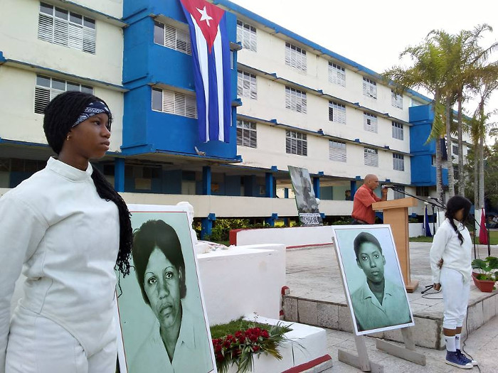 Inés Luaces y Milagros Peláez reciben cada año el tributo de las nuevas generaciones de esgrimistas. Fotos:Lisyén Halles Ravelo/ Adelante La muerte fecunda de Barbados
