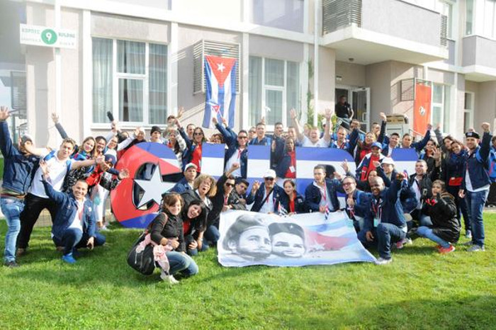 Delegación cubana que participa en el XIX Festival Mundial de la Juventud y los Estudiantes a su llegada a Sochi. Foto: Luis Mario Rodríguez/ACN Sochi brilló para los jóvenes y el mundo