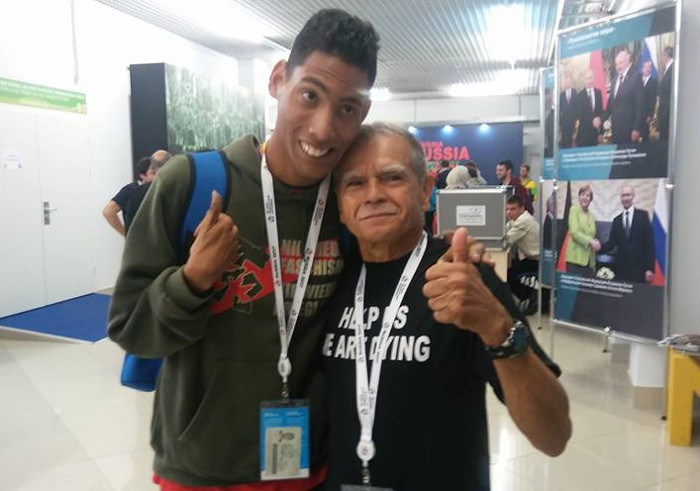 El líder independentista Oscar López Rivera, junto al joven Jorge Enrique Jeréz, delegado al Festival y periodista de la redacción de Adelante. Foto: Tomada de Facebook
