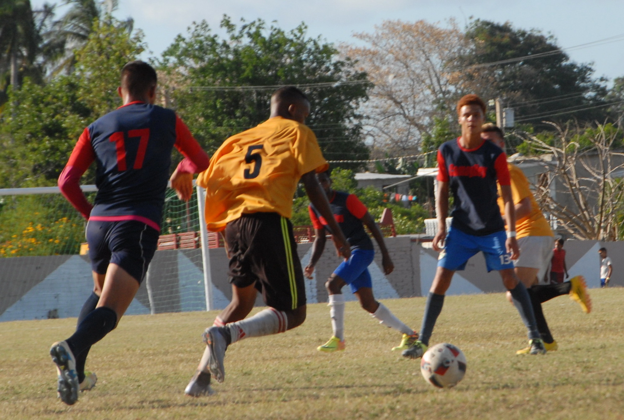 Cada martes y sábado, desde las tres de la tarde, los amantes del fútbol en Camagüey tendrán la posibilidad de “anticipar” el equipo de los Miuras que asistirá próximo Campeonato Nacional. Sus integrantes estarán sobre los terrenos de la provincia, defendiendo los colores de distintos municipios o los de la categoría de “ascenso”.Foto: Otilio Rivero Delgado/ Adelante Fútbol camagüeyano: espectacularidad a dos “tiempos”