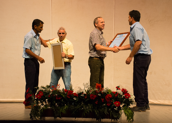 El Ministro de Energía y Minas y el Secretario General del Sindicato del ramo entregan certificados de reconocimiento a la Empresa Eléctrica Camagüey y a la termoeléctrica  "10 de Octubre" de Nuevitas. Fotos:Leandro Pérez Pérez/Adelante Reconocimiento a eléctricos camagüeyanos
