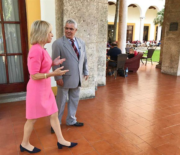 El Doctor Manuel Villar, uno de los expertos cubanos, junto a Andrea Mitchell, periodista de NBC News. Foto: NBC News Expertos de Cuba y EEUU: No hay evidencias de “ataques sónicos”