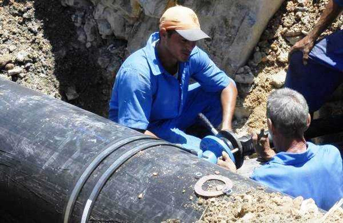 Foto: Tomada de radiocubitas.icrt.cu Empresa hidráulica labora en nuevas casas para damnificados