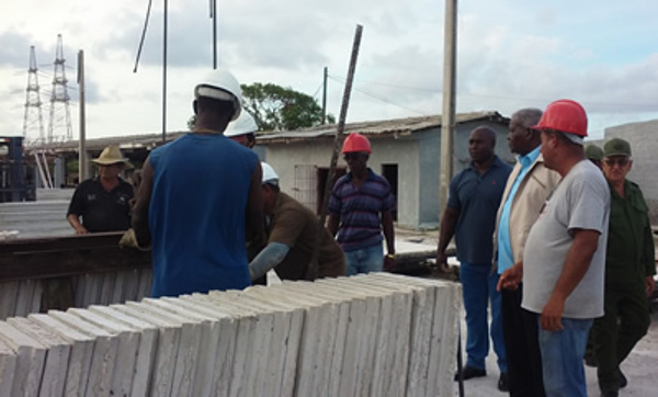En la Planta Gran Panel, de Prefabricado, exhortó a los obreros a trabajar más para incrementar la capacidad productiva de losas de tipología Sandino.Foto: Tomada de www.radionuevitas.icrt.cu