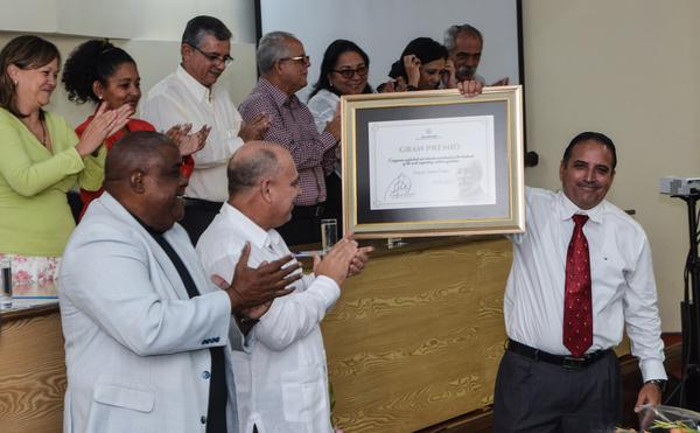 El Dr.C. Valentín Salvador Rodríguez Moya recibe de manos del Dr. Roberto Morales Ojeda, Ministro de Salud Pública de Cuba y miembro del Buró Político del Comité Central del Partido, el Gran Premio, durante el acto de entrega del Premio Anual de Salud 2017, en la sede del ministerio. Foto: Marcelino Vázquez (ACN)