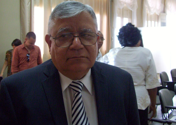 El Dr.C Rogelio durante su asistencia a uno de los eventos, organizados por la Facundad de Ciencias Económicas de la Universidad Ignacio Agramonte, de Camagüey. Foto: Del autor