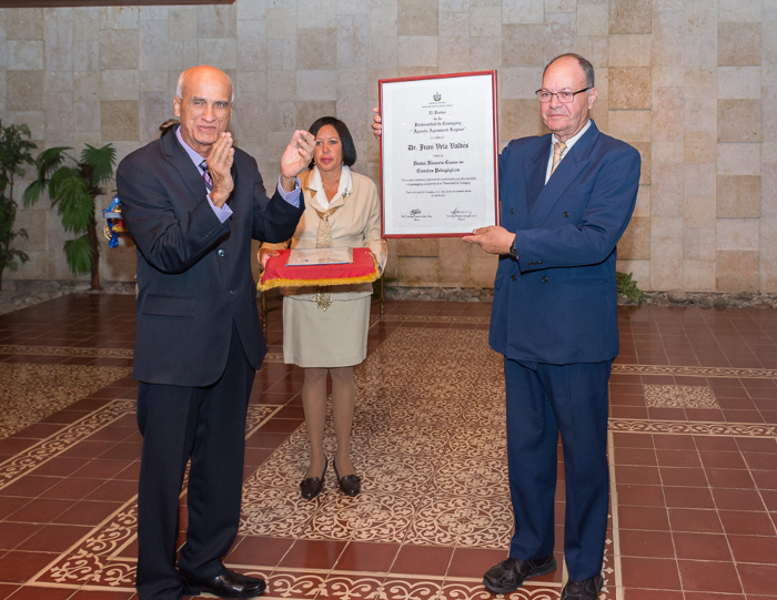 El Dr.C. Santiago Lajes Choy, Rector de la Universidad de Camagüey , entrega al Dr.C. Juan Vela Valdés el título de Doctor Honoris Causa de la institución. Foto: Leandro Pérez Pérez/ Adelante Juan Vela Valdés: Doctor Honoris Causa de la Universidad de Camagüey