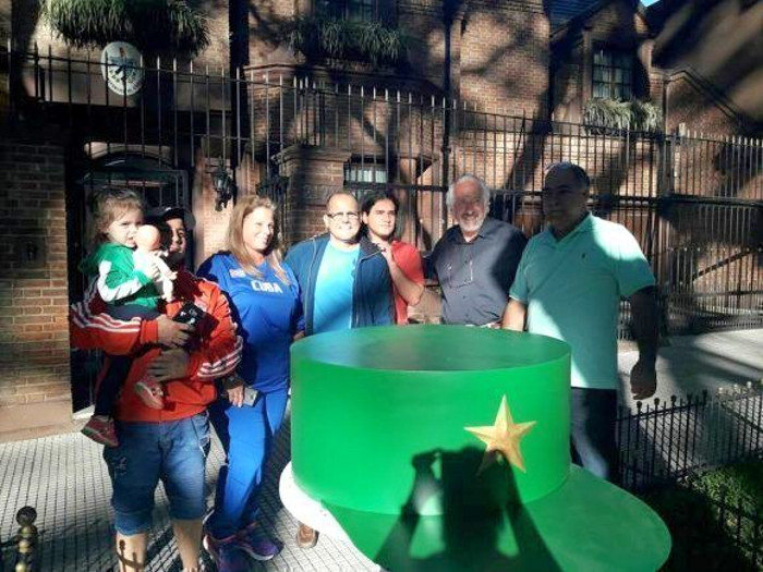 Foto: tomada del perfil en Facebook del embajador cubano en Argentina. Desde Argentina envían réplica gigante de gorra de Fidel