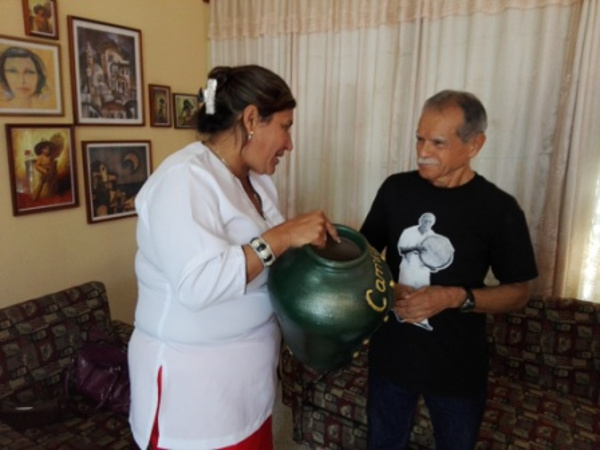 Oscar López on his way through Camagüey. Photo: Archive Independence Fighter Oscar Lopez Rivera pays homage to Che Guevara