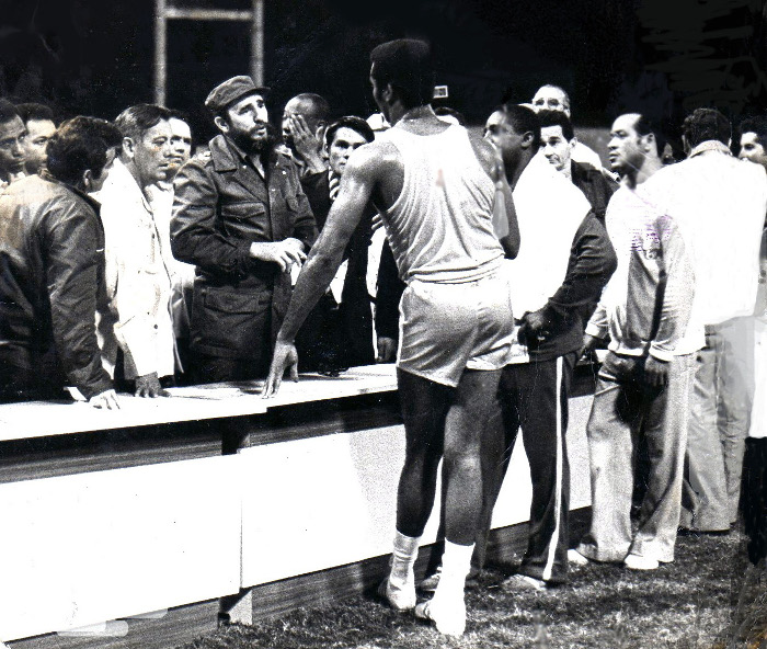 Durante la visita de Torrijos, él y Fidel conversaron por largo rato con Teófilo Stevenson y Alcides Sagarra. Esa noche el público camagüeyano también tuvo al oportunidad de vitorear al panameño Roberto “Manos de Piedra” Durán, uno de los mejores boxeadores ligeros de todos los tiempos, quien formaba parte de la comitiva del mandatario itsmeño. Foto: Cortesía del autor. Un Comandante sobre el terreno