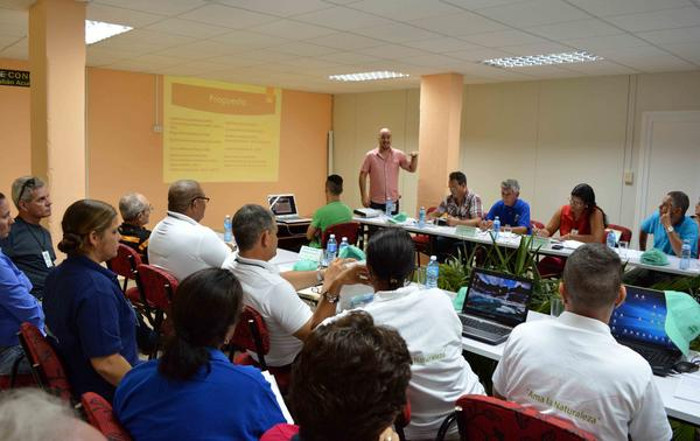 Representantes de Jardines Botánicos de diferentes provincias de Cuba, durante el encuentro de trabajo anual de esa institución, con sede en el Jardín Botánico de Camagüey. Foto: Rodolfo Blanco Cué/ ACN Sesiona en Camagüey Reunión Nacional de Jardines Botánicos