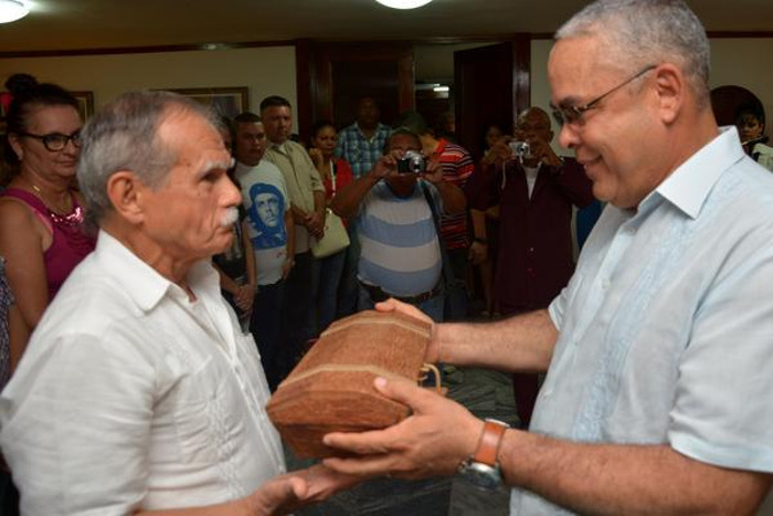 El Hacha de Holguín, símbolo oficial de la provincia Holguín, fue otorgada al patriota puertoriqueño Oscar López Rivera,  por Luis Antonio Torres Iríbar, primer secretario del Partido Comunista de Cuba en esa provincia, en ceremonia efectuada en la Plaza de la Revolución Mayor General Calixto García, de la ciudad de Holguín.  Foto: Juan Pablo Carreras/ ACN