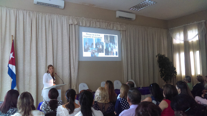 La Dra. Yoddali Ballester en su exposición. Fotos: De la autora