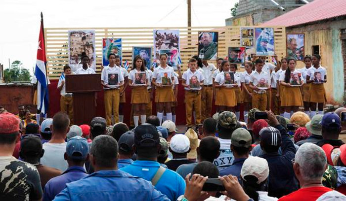 El pueblo de la comunidad Jaronú rinde homenaje a Fidel. Fotos: Rodolfo Blanco Cué/ ACN Fidel indica el camino en Brasil, Esmeralda