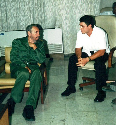 Fidel conversa con su nieto, Fidel Antonio. Foto: Cortesía del autor Yo no sé lo que es vivir sin Fidel