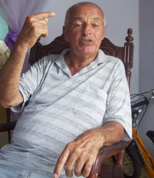 Omarito en la sala de su hogar.
