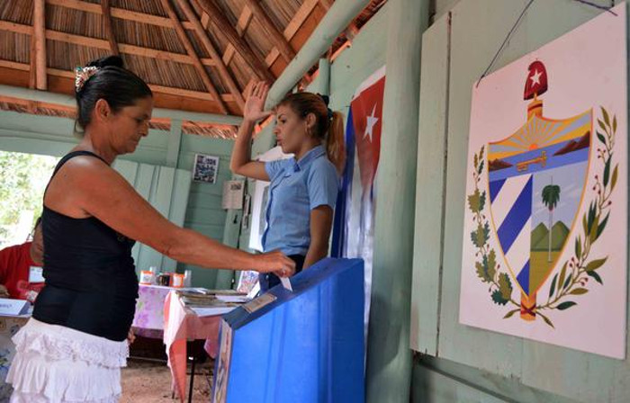 Ejercen su derecho al voto electores de la comunidad Vilató, durante las elecciones para delegados a las Asambleas Municipales, en el municipio Sierra de Cubitas, en Camagüey. Foto: Rodolfo Blanco Cué/ ACN La lluvia no frena elecciones en Camagüey