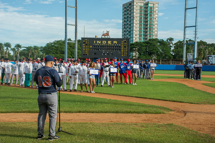 El periodista Félix Anazco Ramos leyó el juramento de los deportistas. Fotos: Leandro Pérez Pérez  Comenzó en Camagüey Torneo Nacional de Softbol de la Prensa