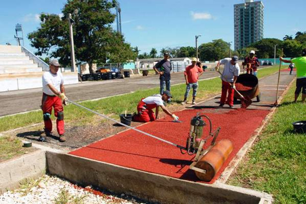 A mediados de este año los técnicos alemanes laboraron en la nueva superficie carreras. Fotos: Rodolfo Blanco Cué/ ACN Desde el sábado Camagüey tendrá su estadio de atletismo