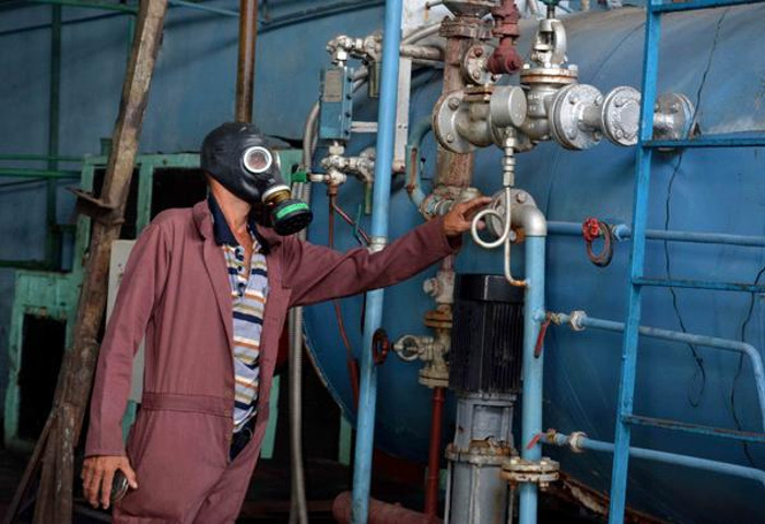 Área de máquinas donde ocurrió el escape de amoniaco, en la fábrica de helados Coppelia, de la ciudad de Camagüey; el accidente no provocó víctimas y la industria continuará su producción en breve tiempo. Foto: Rodolfo Blanco Cué/ ACN Escape de amoníaco en fábrica Coppelia ocasionó leves pérdidas