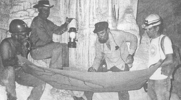 Estudiando el mapa de la Gran Caverna de Santo Tomás aparecen aquí los espeleólogos Nicasio Viña Bayés, Juan Gallardo, Antonio Núñez Jiménez y Ángel Graña González, 1985. Foto: Eugenio Pérez Ferrer