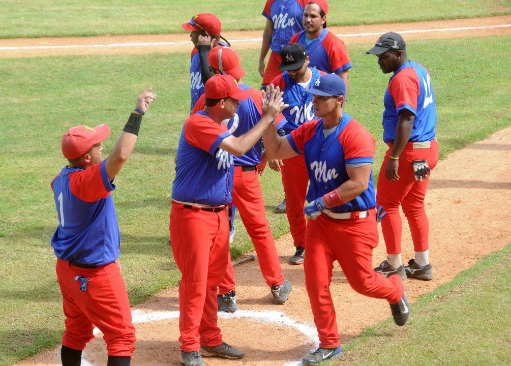 En el habanero Carlos Perdomo tuvieron los Medios Nacionales buena parte de la “pólvora” que les permitió conquistar esta edición del “Rionda”. Foto de Orlando Durán Hernández /Adelante Softbol de la prensa: Medios Nacionales o el triunfo de los maderos