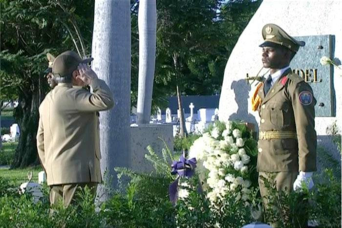Foto: Tomada de cubadebate.cu Raúl rindió tributo hoy a Fidel en Santa Ifigenia