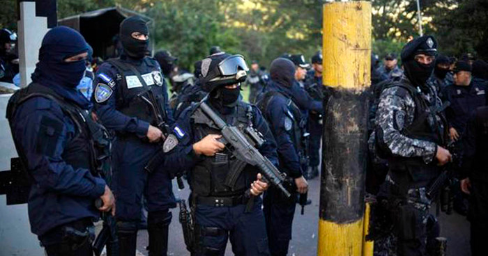 Policías de Honduras iniciaron una huelga este lunes debido a la crisis política del país desatada por un posible fraude electoral cometido por el partido en el poder. Foto: Tomada de https://regeneracion.mx El “apagón” golpista en Honduras