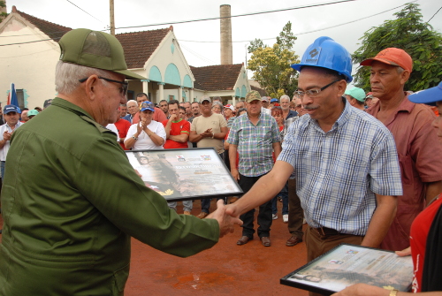 A pie de obra celebraron su día constructores camagüeyanos